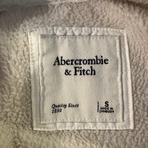 Abercrombie & Fitch asymmetrical snap up sherpa top with quilting in lt grey - Picture 7 of 8